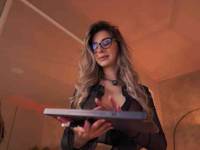 MaddieBryggs Sex Cam Show