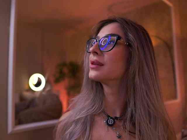 MaddieBryggs Live Webcam on BongaCams