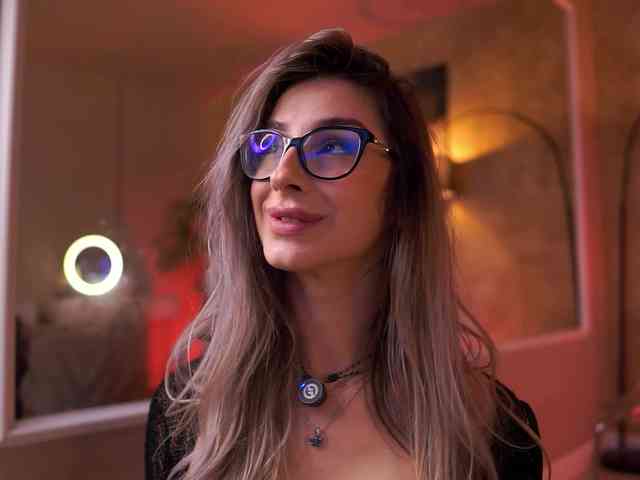 MaddieBryggs Live Webcam on BongaCams