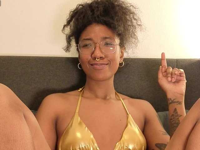 Chat with CarolineS live cam