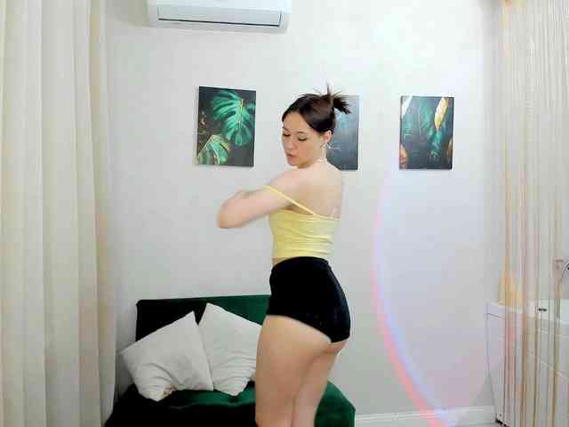 MakeYouHappy webcam