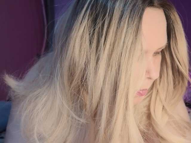 CharleeKendall live cam on BongaCams