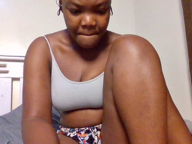 le modèle Sexyicey est en webcam porno dans un show sur le site bongacams, il possède les tags suivants: Ebony,Brunette,Trimmed