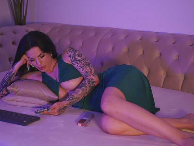 GiaInked live cam on BongaCams