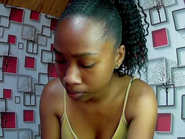 Larah00 live cam on BongaCams