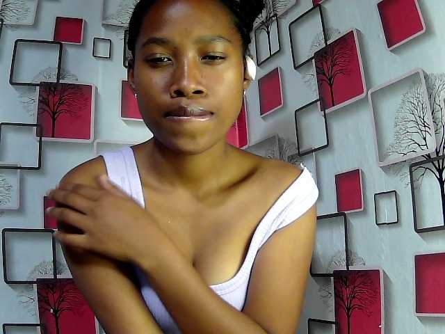 Larah00 live cam on BongaCams