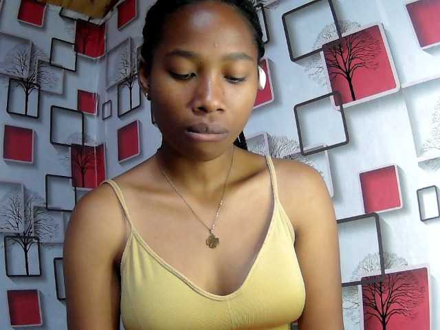 Larah00 live cam on BongaCams