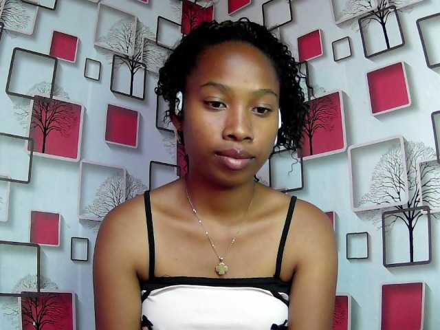 Larah00 live cam on BongaCams