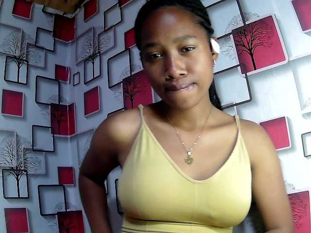Larah00 live cam on BongaCams