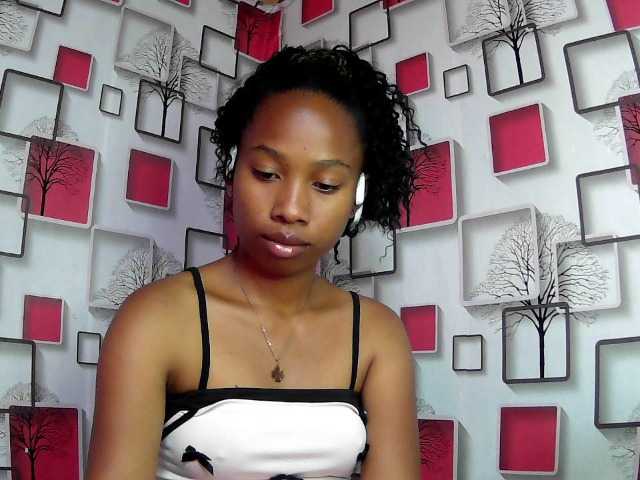 Larah00 live cam on BongaCams