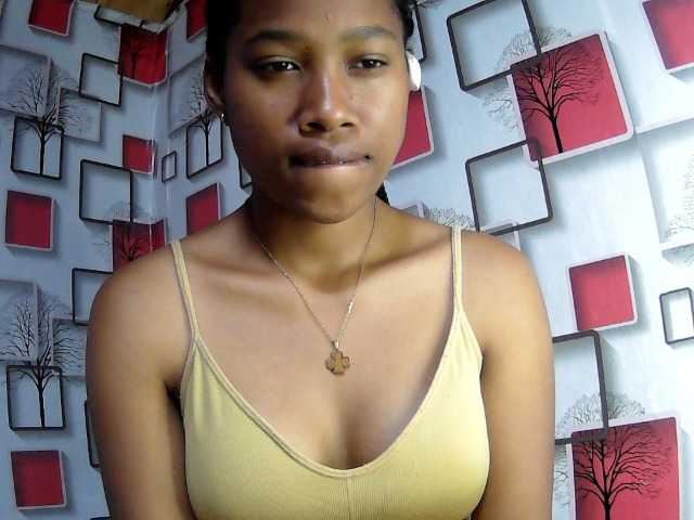 Larah00 live cam on BongaCams