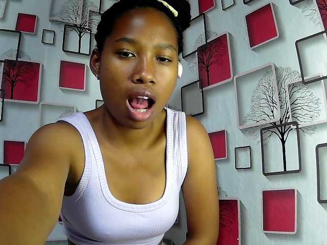 Larah00 live cam on BongaCams