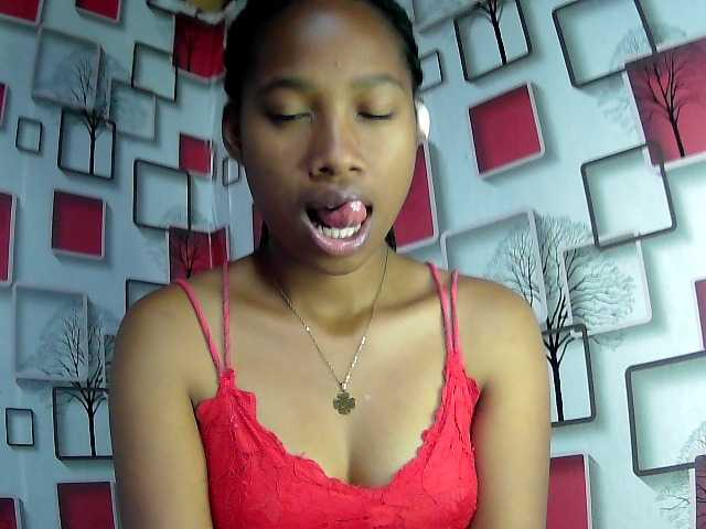 Larah00 live cam on BongaCams