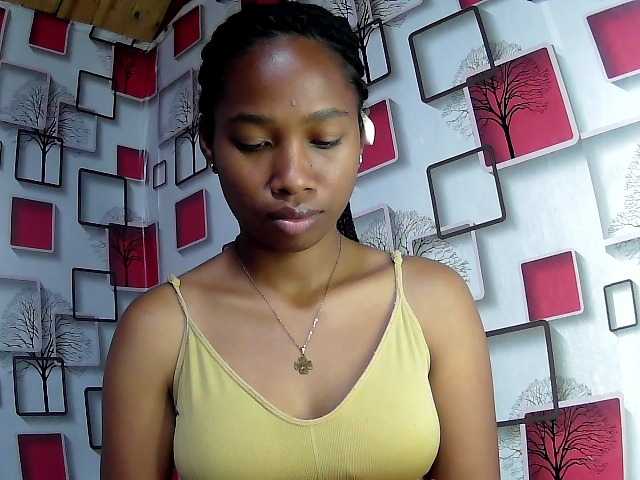 Larah00 live cam on BongaCams