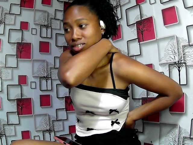 Larah00 live cam on BongaCams