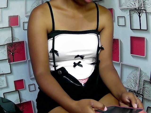 Larah00 live cam on BongaCams