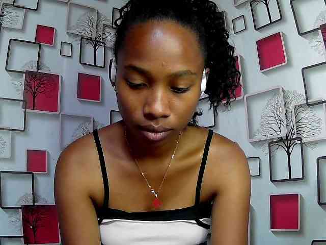 Larah00 webcam