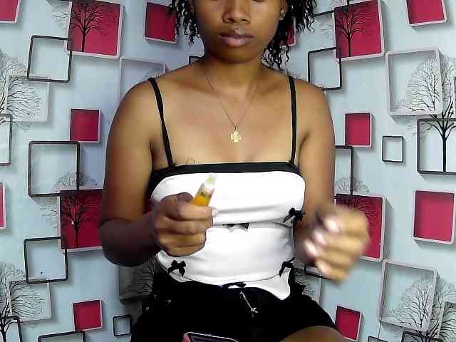 Larah00 webcam