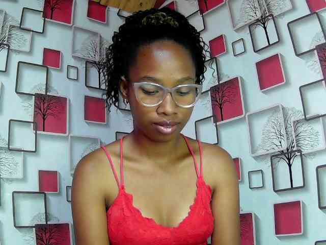 Larah00 webcam