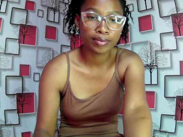 Larah00 webcam