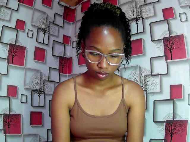 Larah00 webcam