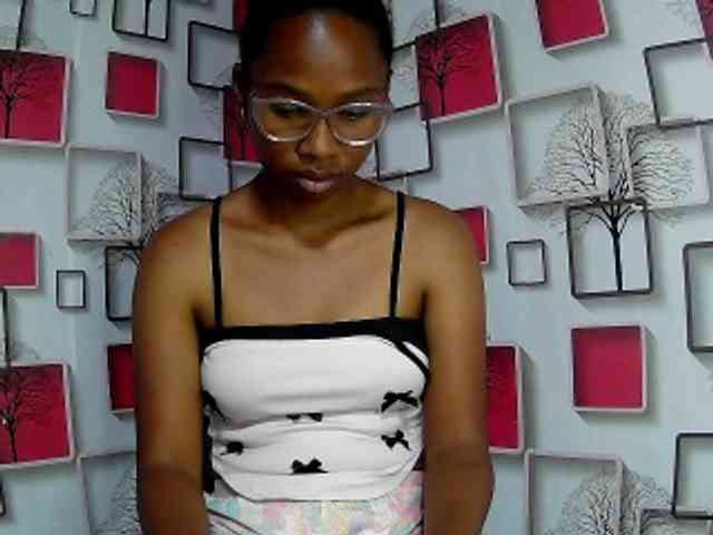 Larah00 webcam