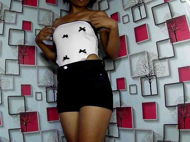 Larah00 webcam