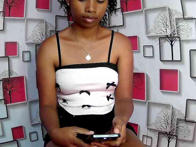 Larah00 webcam