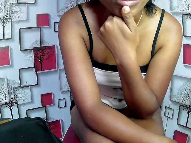 Larah00 webcam