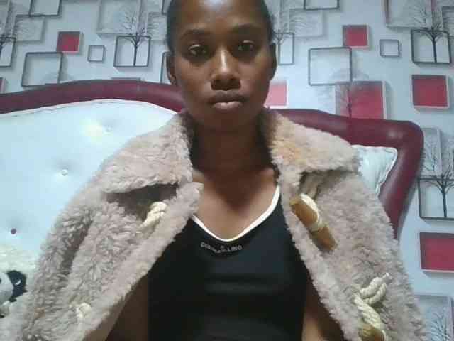 Larah00 webcam