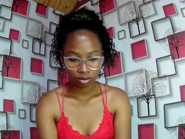 Larah00 webcam