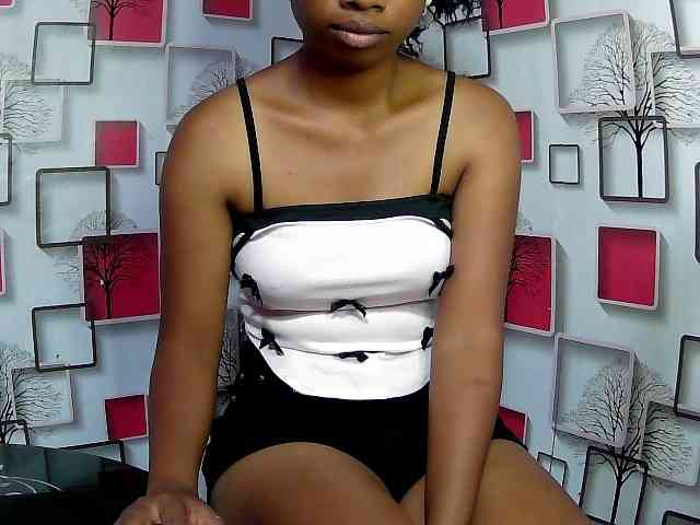 Larah00 webcam