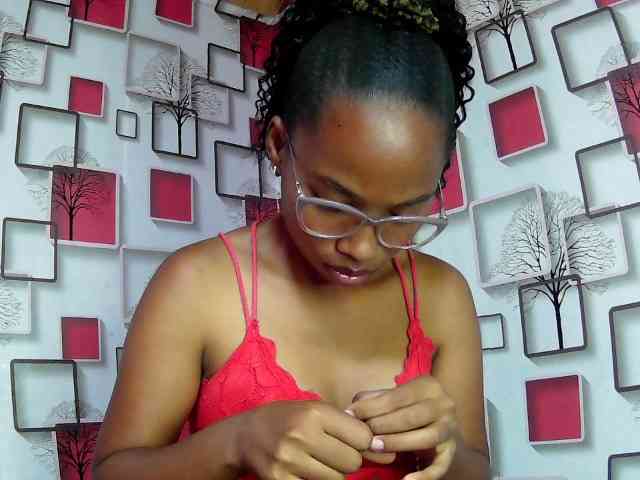 Larah00 webcam