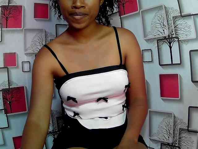 Larah00 webcam