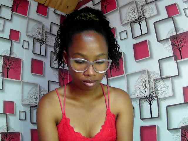 Larah00 webcam