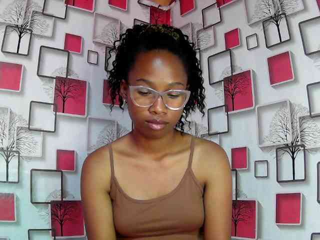 Larah00 webcam