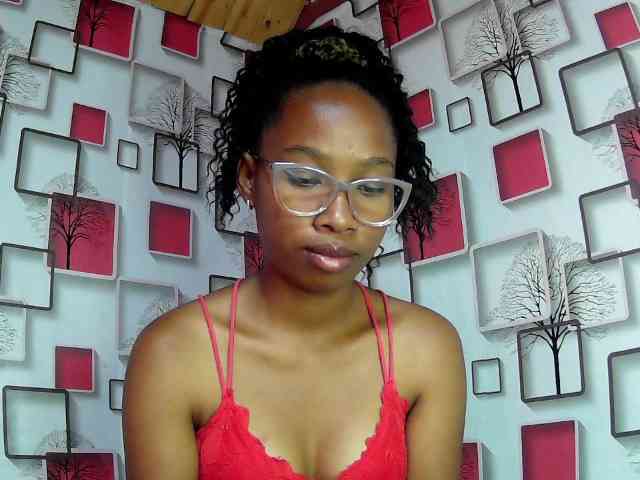 Larah00 webcam