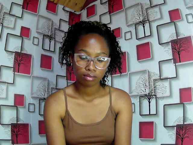 Larah00 webcam