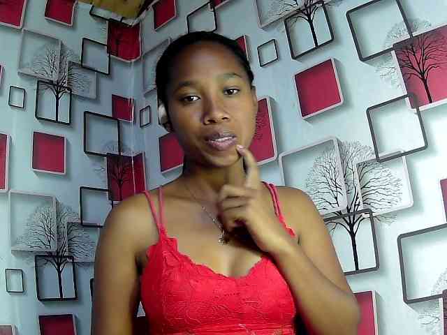 Larah00 webcam