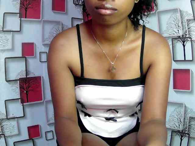 Larah00 webcam