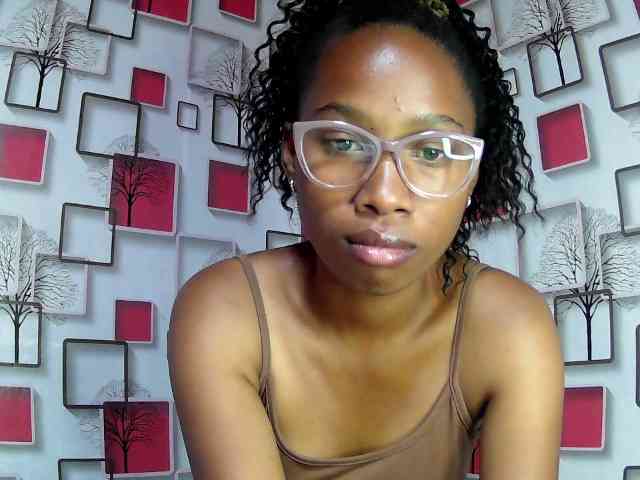 Larah00 webcam