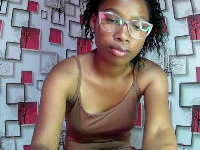 Larah00 webcam