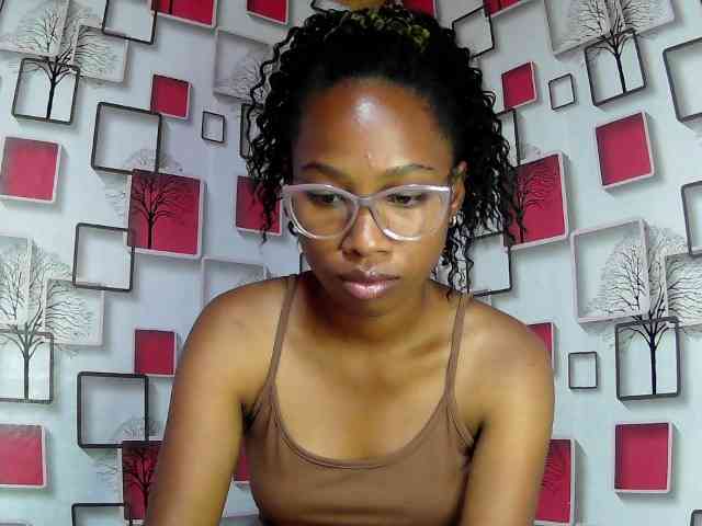 Larah00 webcam