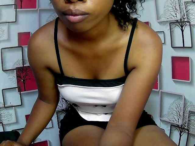 Larah00 webcam