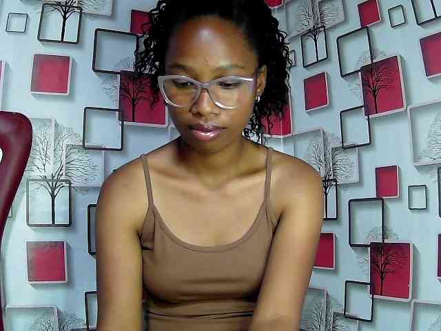 Larah00 webcam