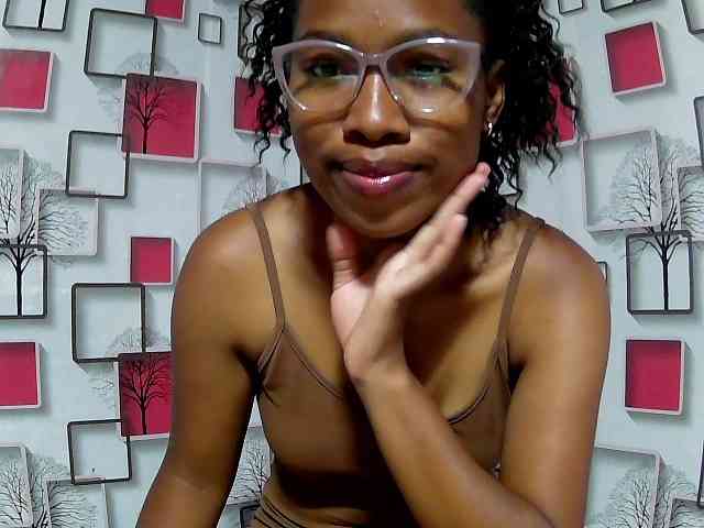 Larah00 webcam