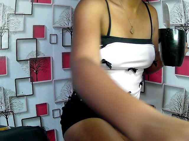 Larah00 webcam