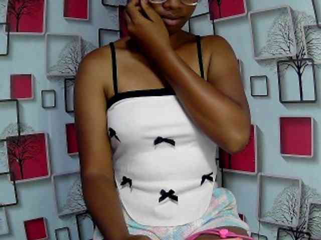 Larah00 webcam