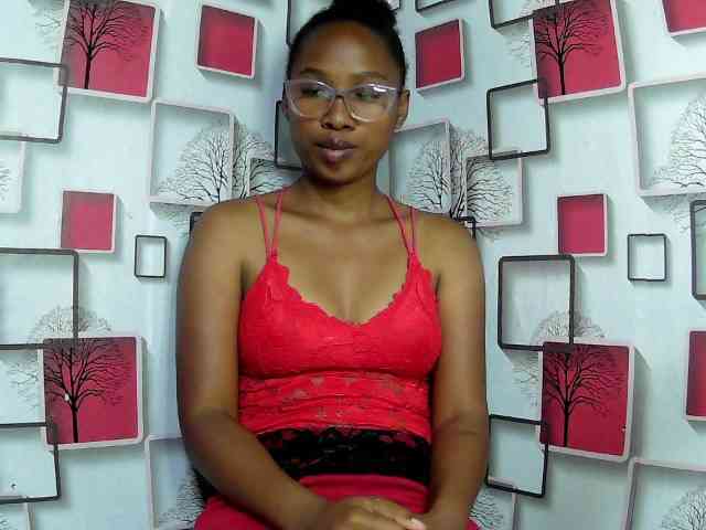 Larah00 webcam