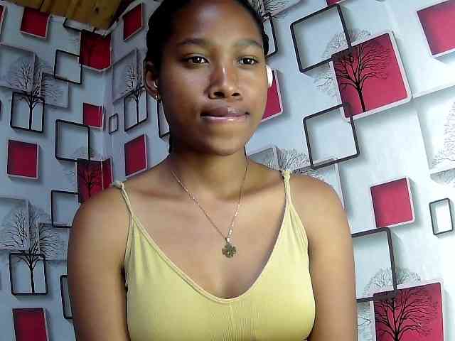 Larah00 webcam
